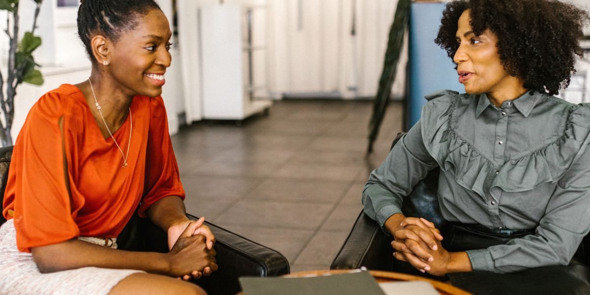An experienced mentor guiding a discussion with a mentee, illustrating career growth and learning.
